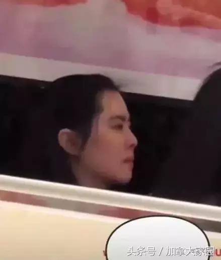 王祖贤抱着狗狗,王祖贤抱狗狗素颜逛超市被偶遇