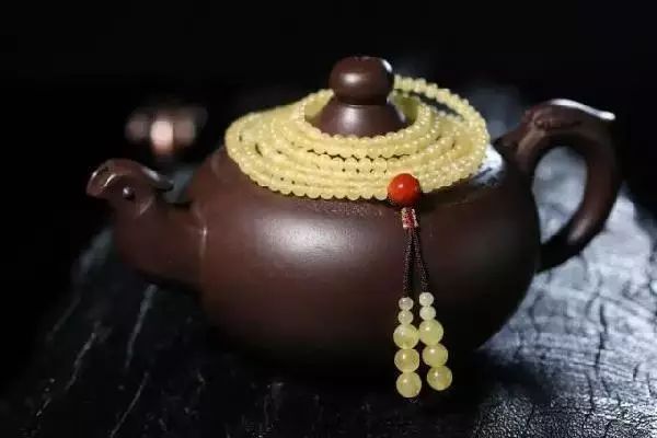 琥珀蜜蜡鉴别真假方法大揭秘,在家怎么鉴别琥珀蜜蜡真假的方法