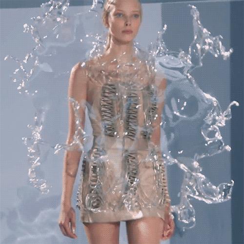 穿个发光裙怎么了，王凯这件夹克值4000多万呢