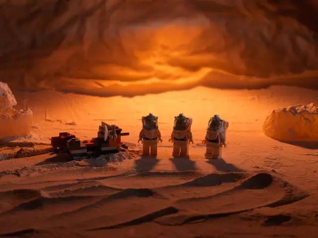 这对小夫妻竟然在家里造出了城堡、火星、九层妖塔