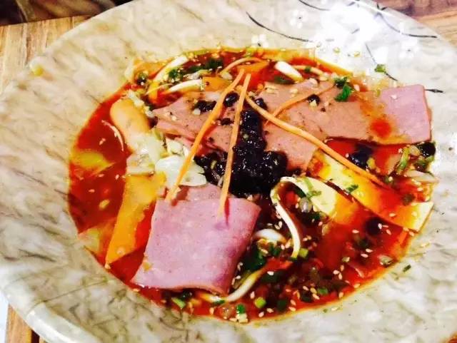 武汉一女学生拿着10块钱去买好吃的，竟然被。。。