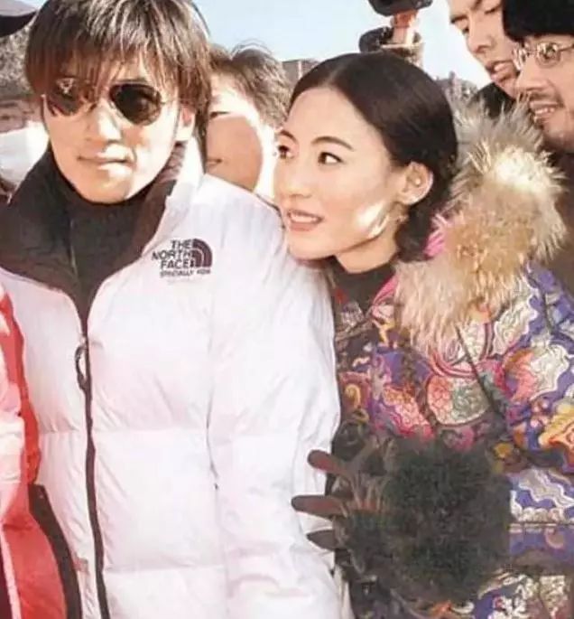 王菲谢霆锋甜蜜相处,王菲谢霆锋十指紧扣大秀恩爱