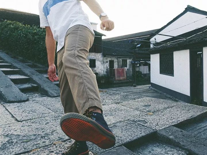 撞鞋不可怕谁最尴尬,撞鞋不可怕谁假谁尴尬