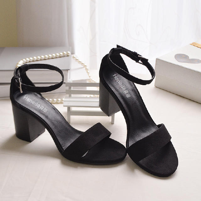 入手这三款显瘦凉鞋,让你时髦一整夏