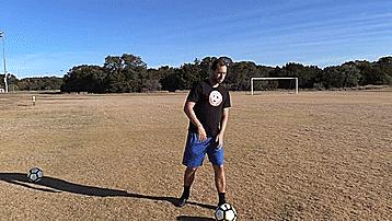 足球初学者教学接球,足球踢球正确姿势教学