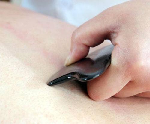 感冒喉咙痛刮痧刮哪个部位呢,感冒咳嗽刮痧刮什么部位