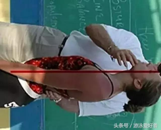 仰泳鼻子爱呛水,仰泳什么时候吸气最好而且不呛水