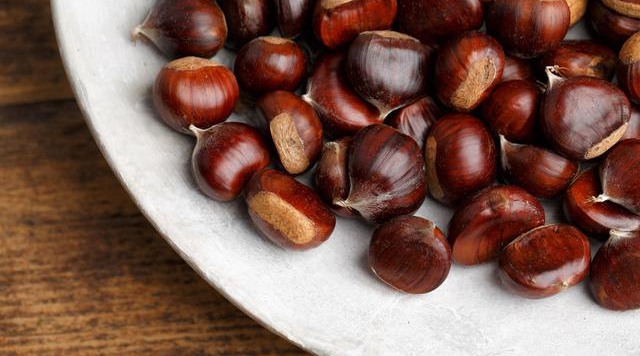骨质疏松的药膳食谱,栗子芡实百合猪手淮山汤的功效