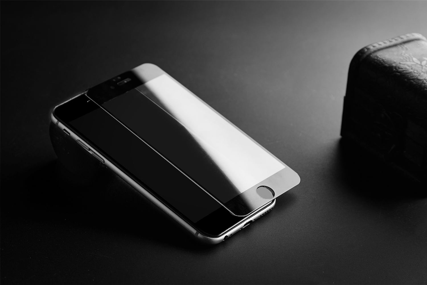 全面屏手机更容易摔裂吗,手机摔烂屏了建议撕钢化膜吗