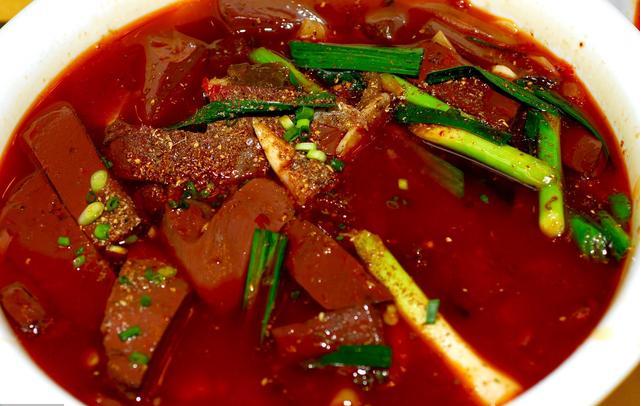 单亲妈妈为供养儿子，在售卖的“牛血旺”中添加甲醛！