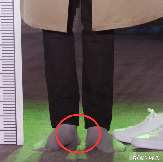刘昊然增高鞋,刘昊然脱鞋指压板