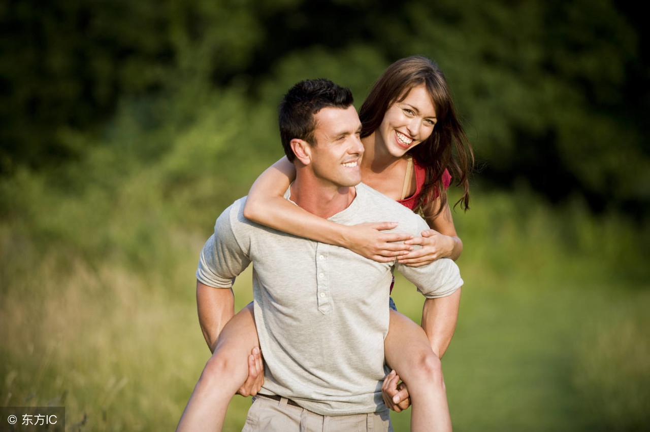 两个人之间真正的爱是什么,爱是什么至少两个人在一起更舒服