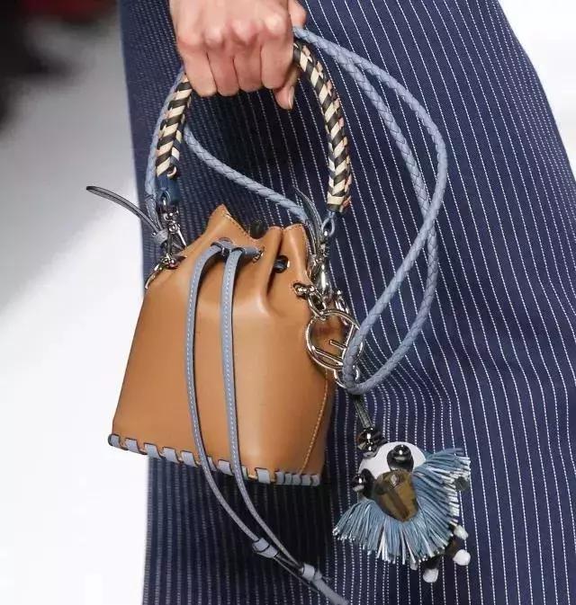 热巴新款包,迪丽热巴唐嫣同款