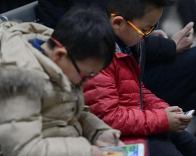 手机游戏是怎样毒害青少年的,手机游戏害惨了多少青少年