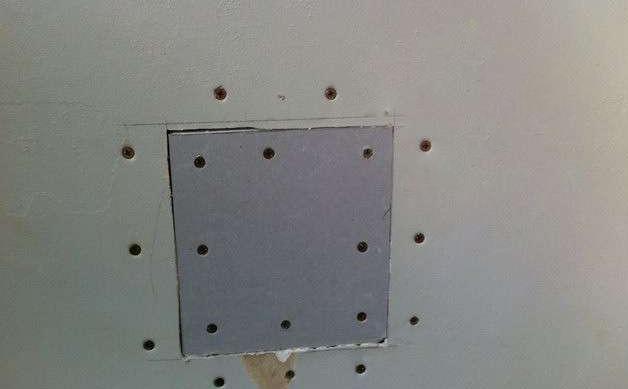 石膏吊顶掉了一块怎么修补,石膏吊顶破了一个大洞怎么修复呢