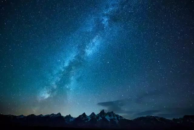 梦幻星空室内风格婚纱照,江边星空夜景婚纱照推荐