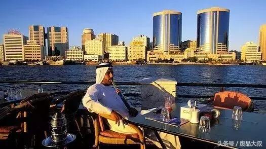 姑娘去迪拜捡垃圾结果,女子非要去迪拜捡垃圾