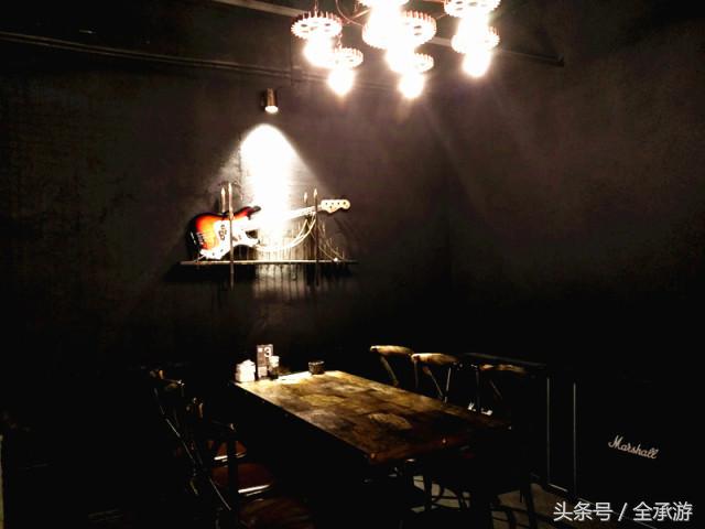 吃烧烤遇上路边歌唱,吃在承德