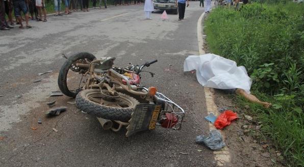 摩托车走起来车把左右摇摆咋回事,摩托车行驶中为什么后轮会跑偏