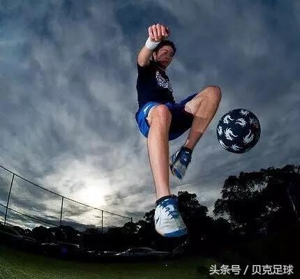 三个可以惊艳全场的花式足球技巧,花式足球和职业足球