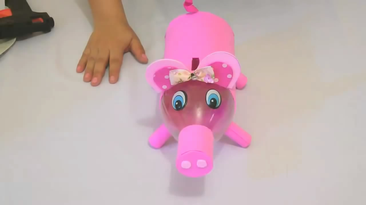 怎样用日常塑料瓶做储钱罐,储钱罐手工制作用塑料瓶