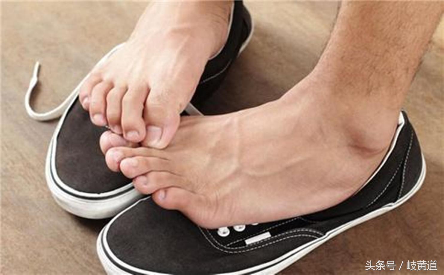 一脱鞋臭气熏天,一脱鞋就臭