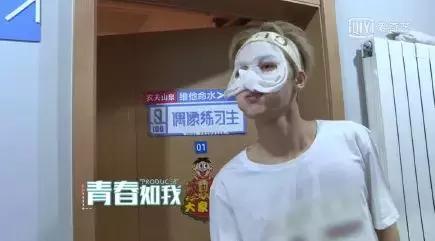 蔡徐坤张艺兴唇膏图片,朱正廷看蔡徐坤唇膏