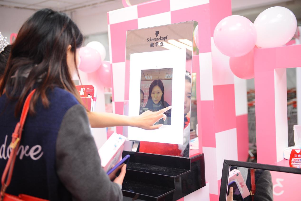 跨界high爆快闪店！来自天猫x大润发的专属女王黑科技PARTY