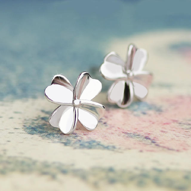 戴银饰都是些什么人,戴银饰好还是金饰好对身体好