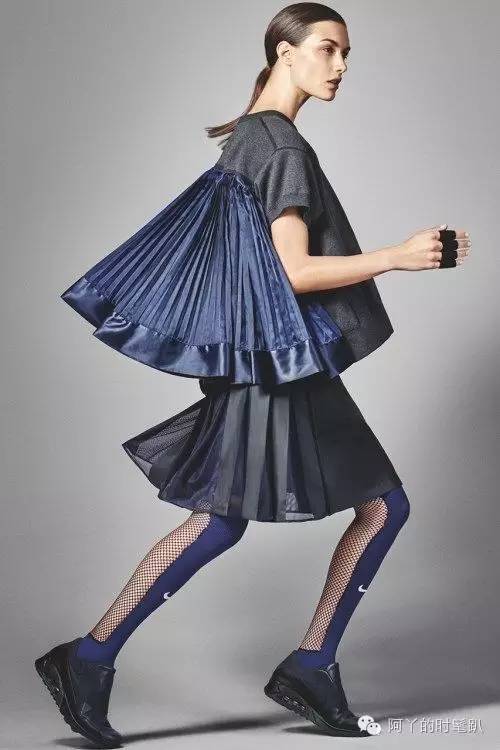 比起她的“黑白灰”，我更爱安迪帅爆了的跑步行头
