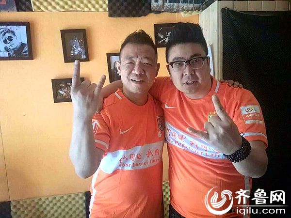 抖音济南网红组合,济南很火的网红组合在车里唱