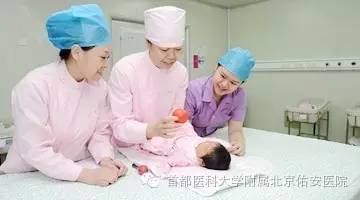 佑安医院关怀病房,佑安医院护士照顾年迈老人