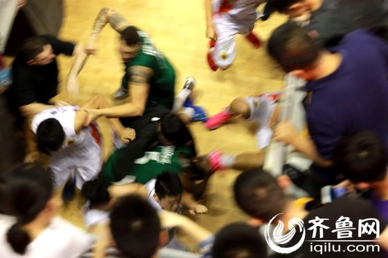 篮球打架冲突群殴朱芳雨完整版,山东篮球群殴