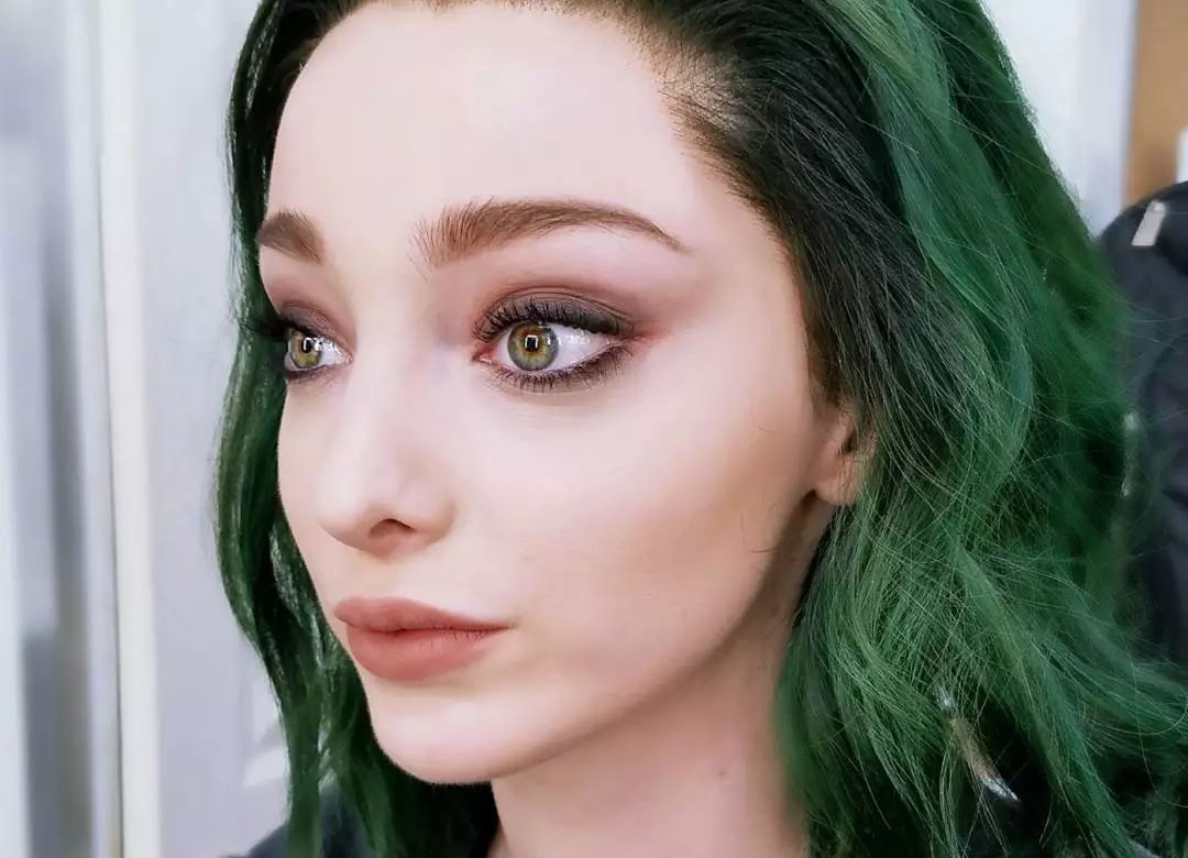 爆红网络靠一头绿发？让80万人沦陷的绝世美颜，竟是靠化妆台上的