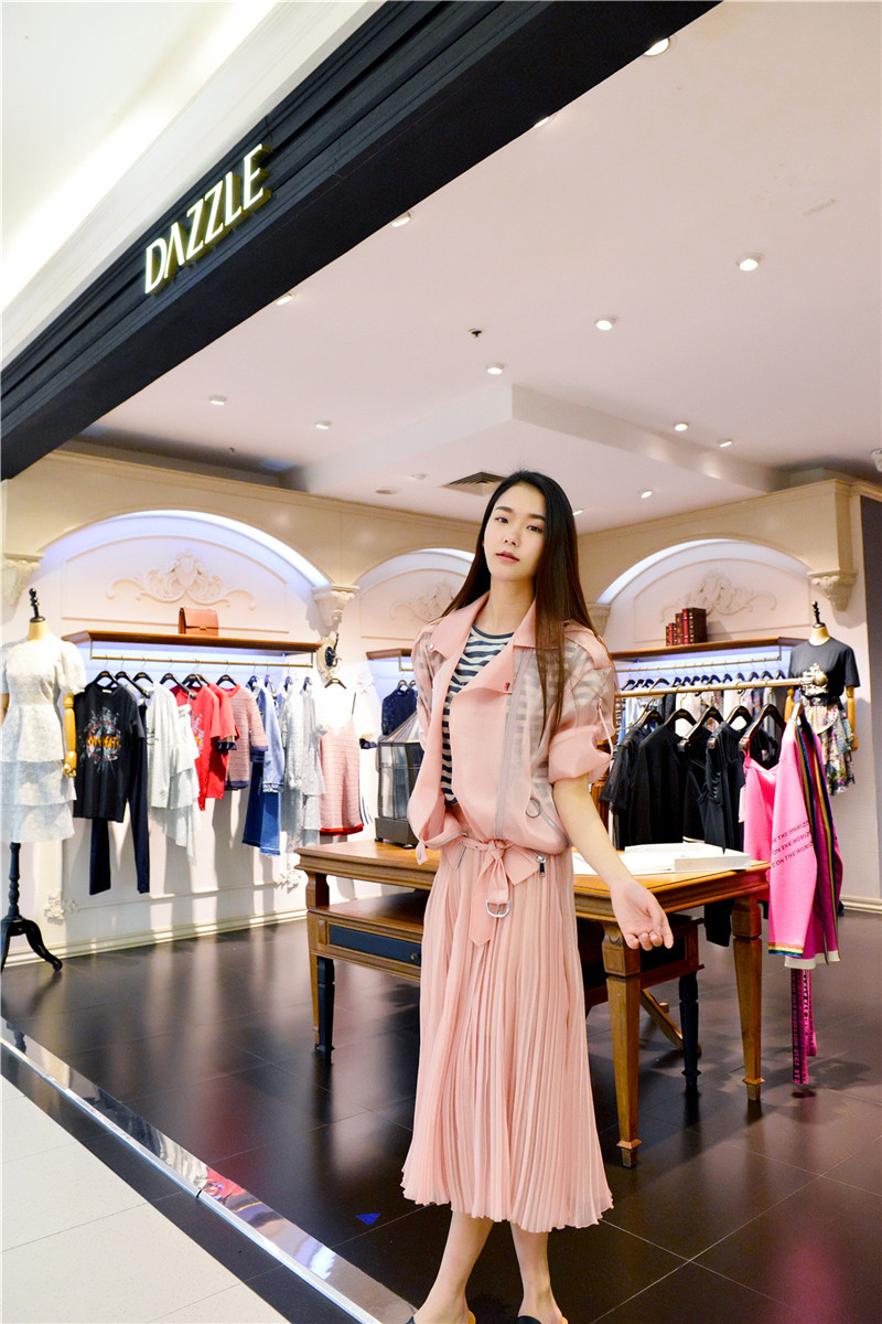 重庆解放碑街拍美女最新,解放碑每天美女街拍时间