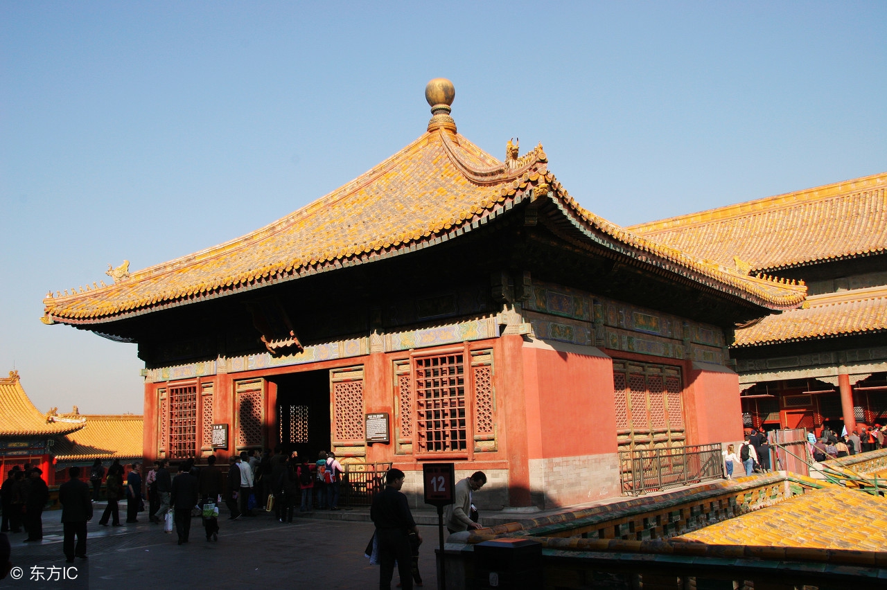 百年红学丑闻（17）：林黛玉“双瞻玉座引朝仪”，脚踢曹雪芹！