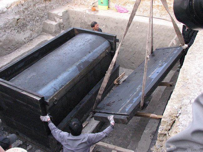 考古发现古墓保存完好,两千年古墓被盗棺材里却无尸体