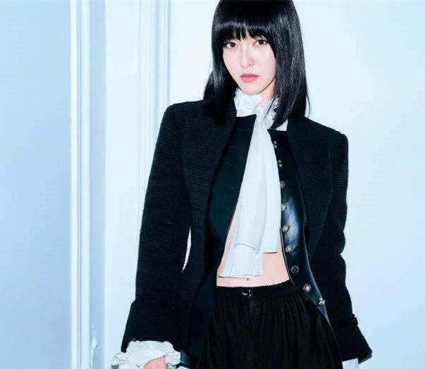 唐嫣2018年首秀亮相时装周实力圈粉，唐嫣性感小蛮腰大长腿抢镜