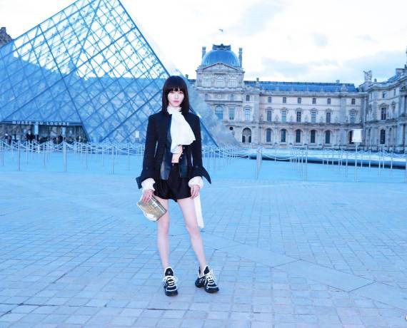 唐嫣2018年首秀亮相时装周实力圈粉，唐嫣性感小蛮腰大长腿抢镜