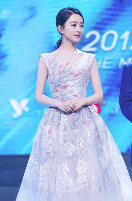 30岁的赵丽颖衣品似少女,30岁赵丽颖成熟