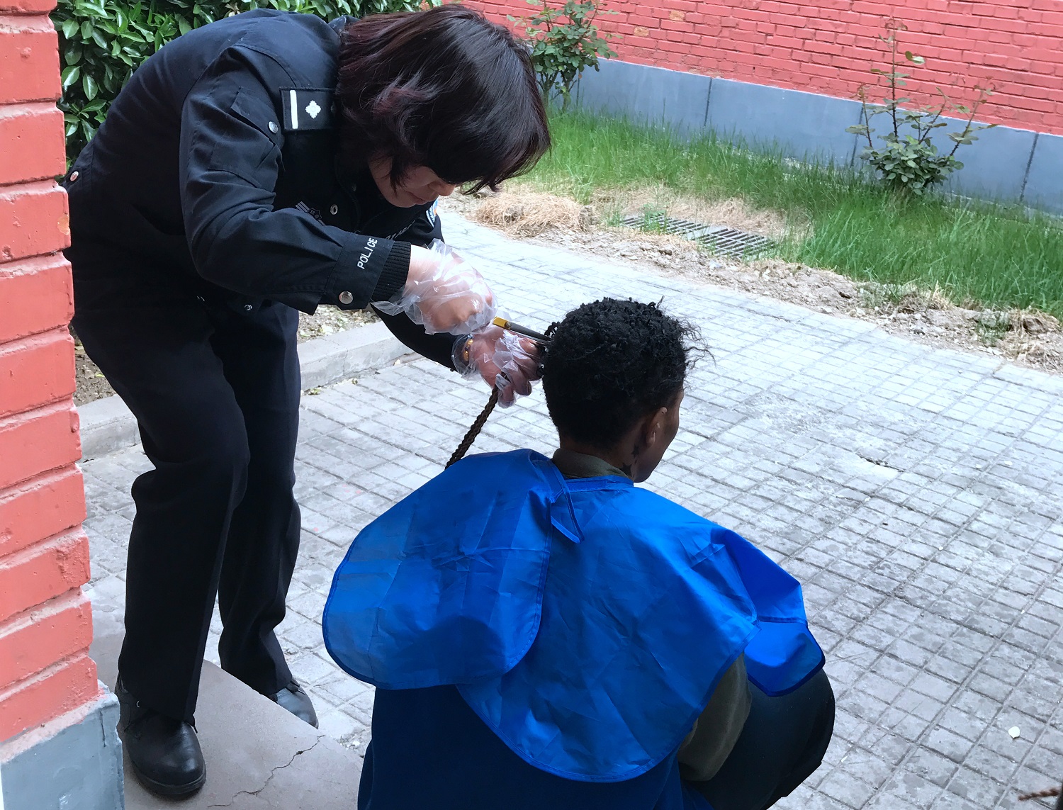 看守所女管教安抚死刑犯,看守所女警管教女犯罪嫌疑人