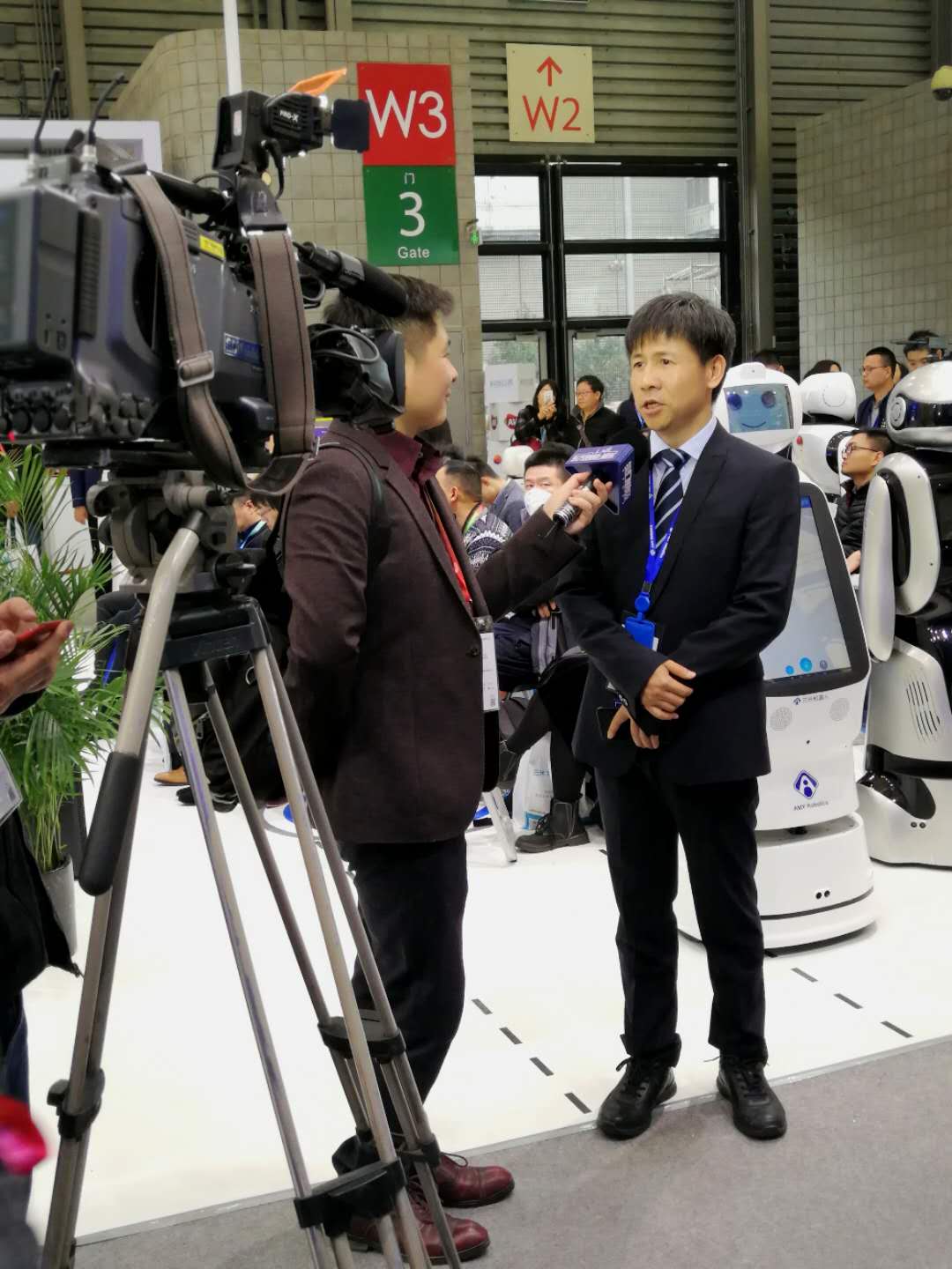 艾米全新商用服务机器人现身AWE展会