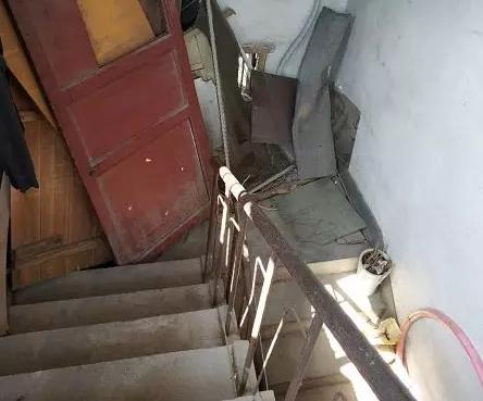 一个人怎么搬1.8米床垫,席梦思床垫怎样搬下楼