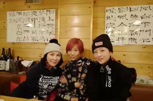 杨幂迪丽热巴带货女王,徐濠萦代言的鞋子