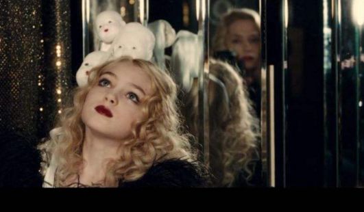 她11岁登上杂志封面，12岁拍摄色情电影，却跟母亲打了20年官司