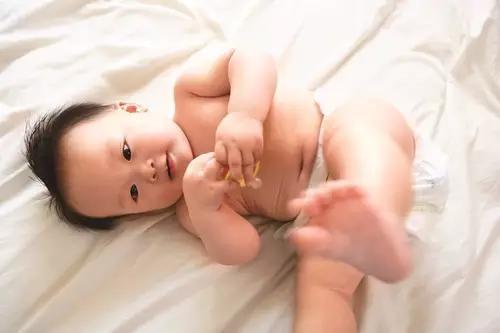 新生儿脐带护理消毒顺序,宝宝脐带消毒图解步骤