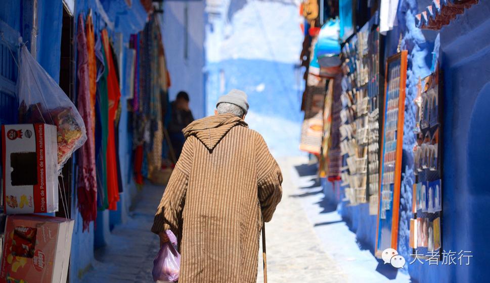 摩洛哥蓝是孔雀蓝吗,有一种蓝叫巴黎蓝