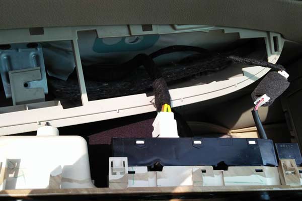 别克凯越加装车窗亮片,2015款别克凯越加装倒车雷达