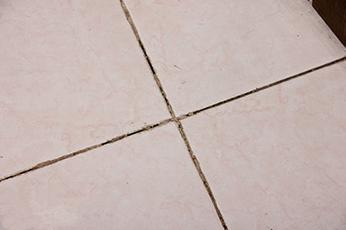 瓷砖贴完缝隙发黑,厨房瓷砖缝隙发黑一招变白