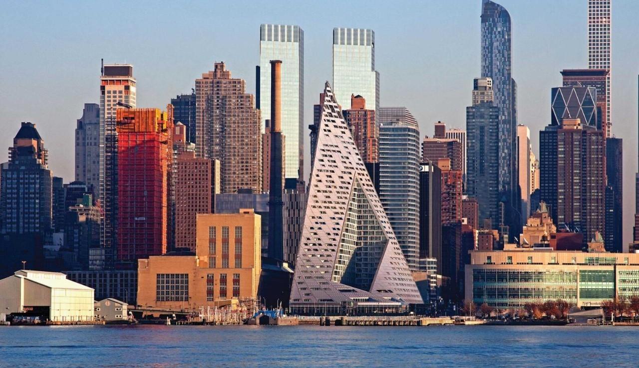 这个人在纽约最贵的地方，为穷人建了座金字塔